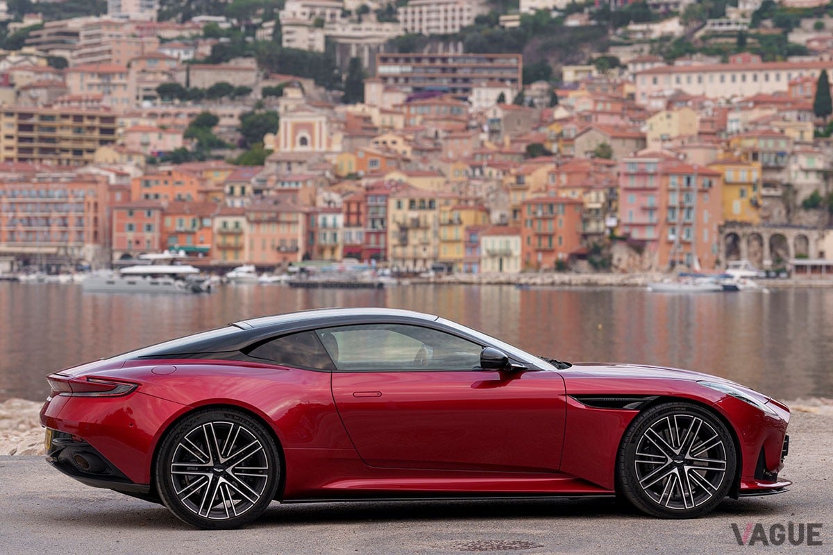 従来の「DB11」から大幅に進化を遂げた上に、丹精込めたつくり込みによって味わいもより濃密になったアストンマーティン新型「DB12」