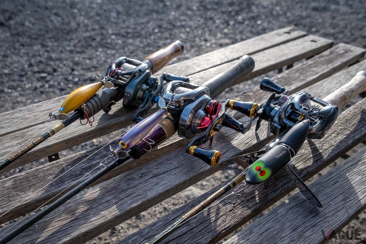 青芳さんのタックル。ロッドは左からそれぞれガウラクラフトのオリジナル「トップドランカー」（グリップ別3万7800円、消費税込以下同）、「ACURA-C」（4万3780円）「ウーパーローバー」（3万8850円）。リールは回転性能に優れたロープロファイル機をチョイス