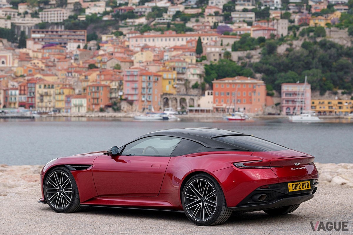 従来の「DB11」から大幅に進化を遂げた上に、丹精込めたつくり込みによって味わいもより濃密になったアストンマーティン新型「DB12」