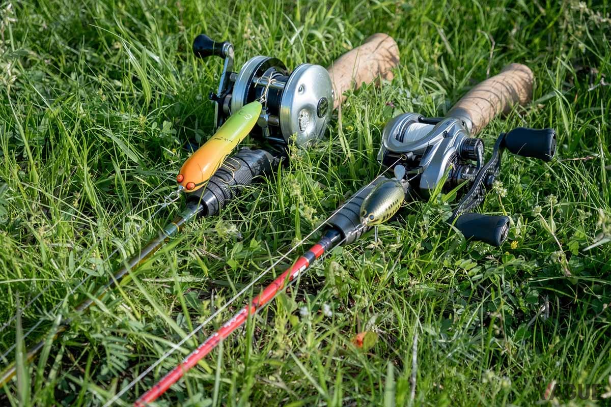 筆者が使用したタックルは、左からロッド「スミス スーパーストライクSC-2」（グリップつき4万9500円、消費税込以下同）にABU4600CB、「スミス SS-TT56M3トップウォータートラベラー」（グリップつき6万1600円）に「ABU ZENON LTX」（49720円）の組み合わせ