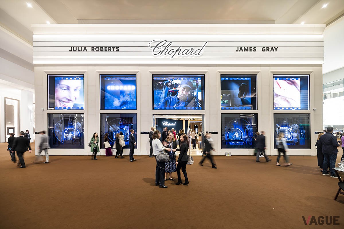 2023年のショパールのブースは、ジュエリー部門のアンバサダーとなったハリウッドセレブのジュリア・ロバーツを大フューチャー