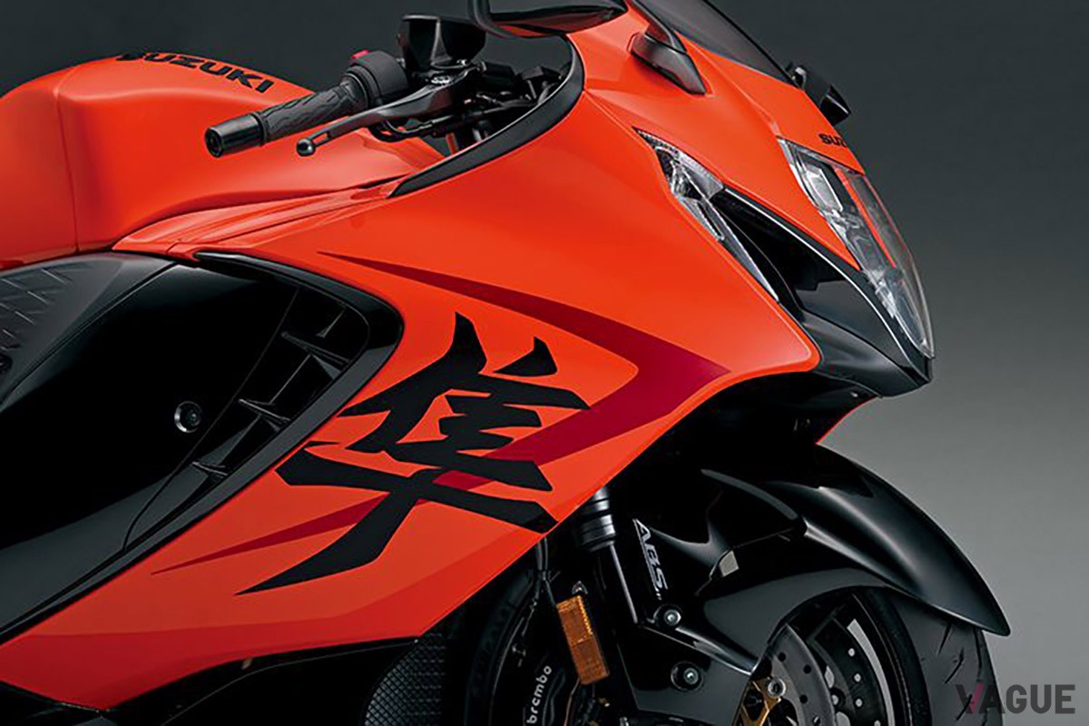 日本国内では300台限定で抽選販売される、オレンジ×ブラックの特製カラーをまとったスズキ「ハヤブサ」の25周年記念モデル
