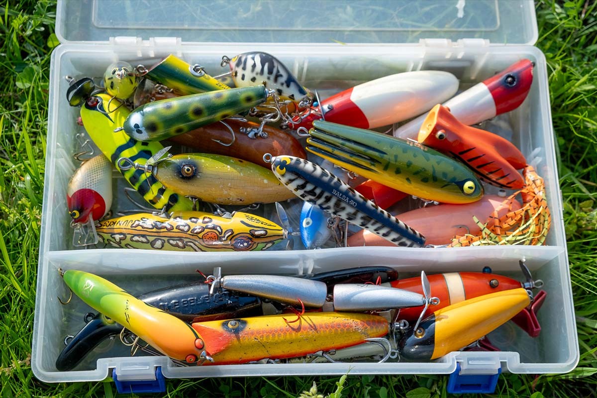 「インナーハンドW.B.ファイナルエディションマグナム」（写真左下3960円）をはじめ、ビンテージのBALSA50やZEALのほか、ハンドメイド系プラグが中心の筆者のボックス