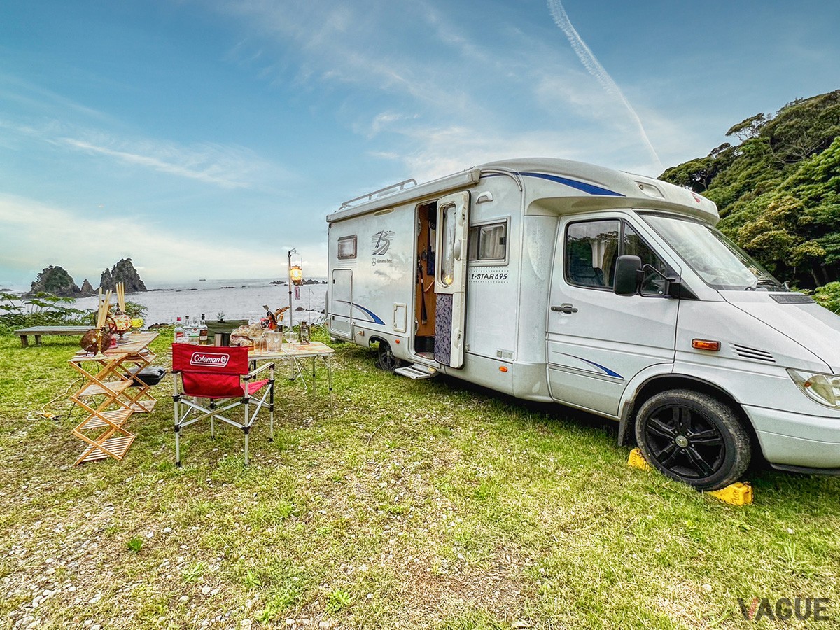 「ビーチキャンプサイト」、「オートキャンプサイト」、「素泊まりタイプの民宿」を用意