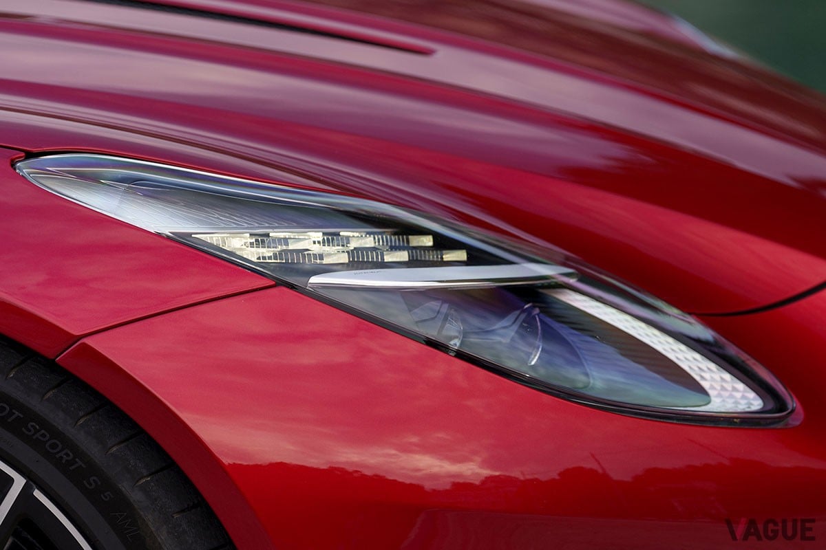 従来の「DB11」から大幅に進化を遂げた上に、丹精込めたつくり込みによって味わいもより濃密になったアストンマーティン新型「DB12」