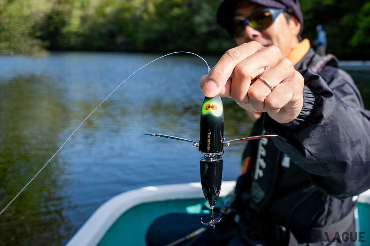 水面をパタパタと泳ぐガウラクラフトの「ウイングボウクン」（8800円、消費税込）は、多彩な巻きスピードに幅広く対応する“羽根モノ系”プラグの名作