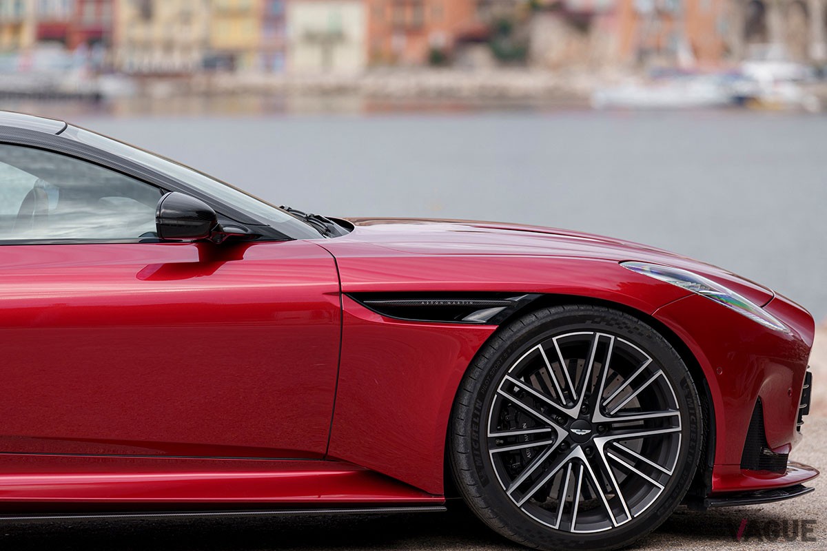 従来の「DB11」から大幅に進化を遂げた上に、丹精込めたつくり込みによって味わいもより濃密になったアストンマーティン新型「DB12」