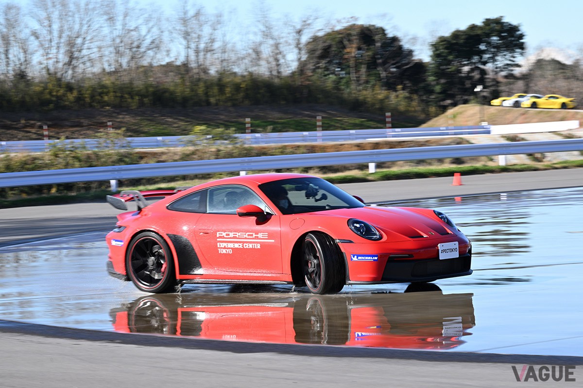 「ドリフトサークル」では、低摩擦のコンクリート路面に散水された円周コースでアンダー／オーバーステアへの対処を実践