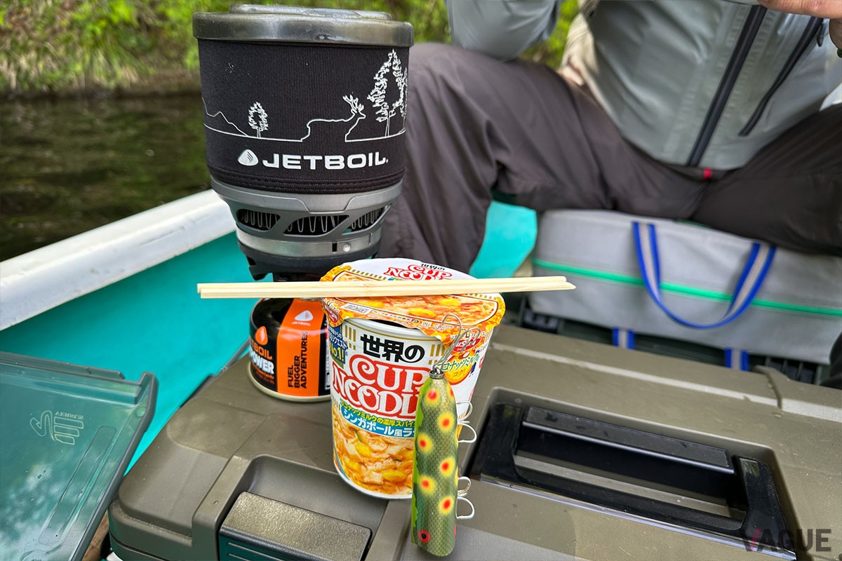 お昼ごはんのカップ麺も湖上で食べると味わいもひとしおです