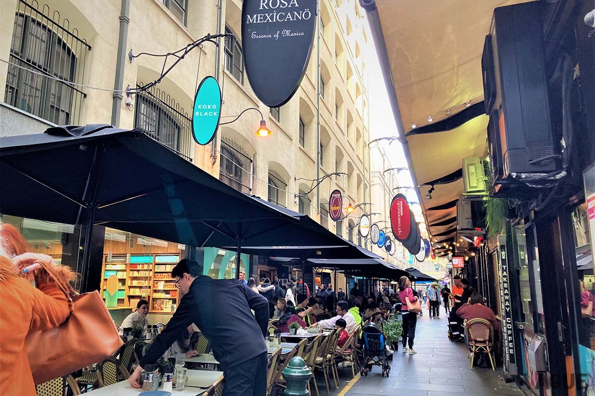 街の至る所にレーン（路地）が。ところ狭しとカフェもひしめく。お気に入りを見つけるのが楽しい。