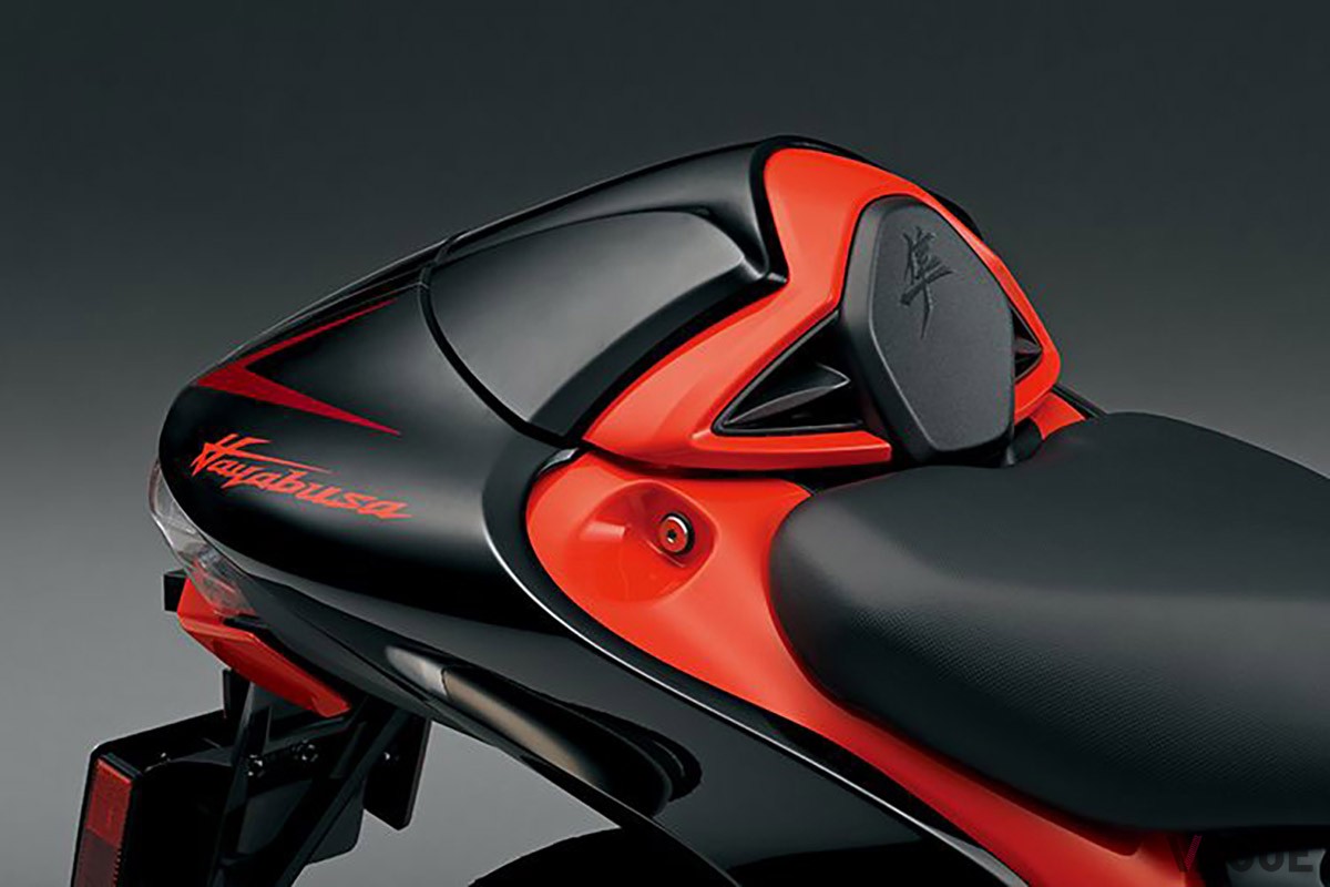 日本国内では300台限定で抽選販売される、オレンジ×ブラックの特製カラーをまとったスズキ「ハヤブサ」の25周年記念モデル