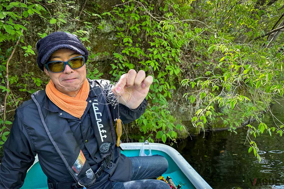 「ゴミを拾うと徳が積みあがってよく釣れるんだよ」と笑いながら、放置された釣り糸を見つけては黙々と回収する青芳さん