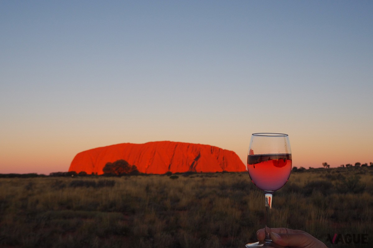 ウルルがあるのは、ノーザンテリトリーの中央部「レッドセンター」とよばれる所。土に含まれる鉄分が酸化して、見渡す限りの鮮やかな赤い景観を創り出しています。激しい乾燥により、空の色はどこまでも真っ青。赤と青が創り出す自然美は、日本では見ることのない強い色彩のコントラストを生み出しています。