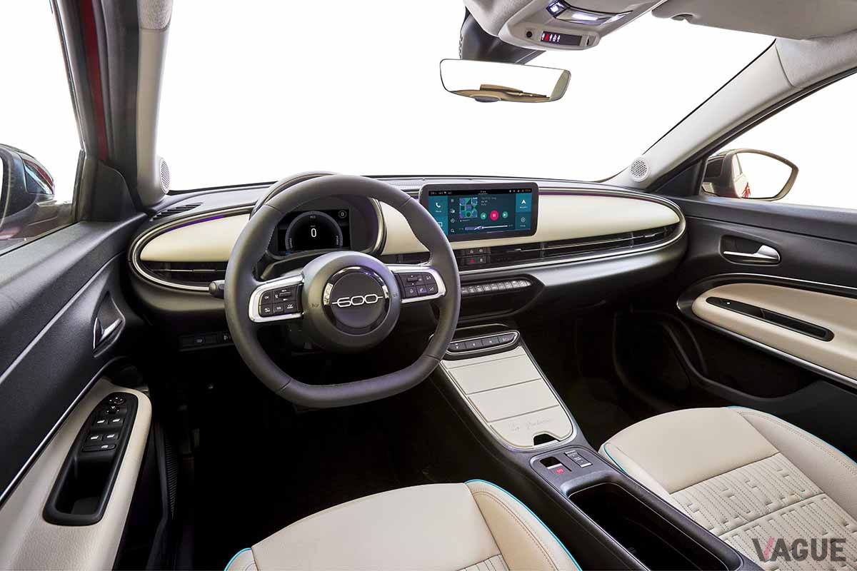 まもなく日本に上陸する予定のフィアット新型「600e」のインテリア