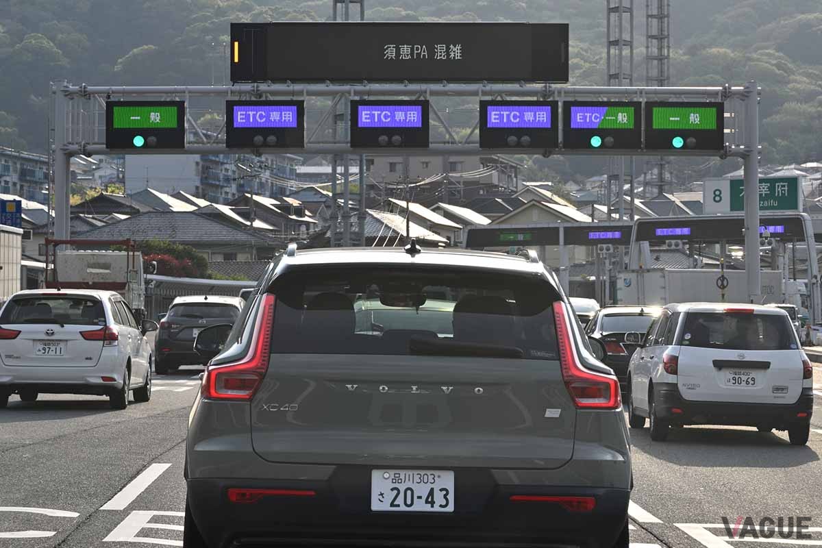 ボルボ「XC40リチャージ」。インテリアにはタテ型のディスプレイを採用する