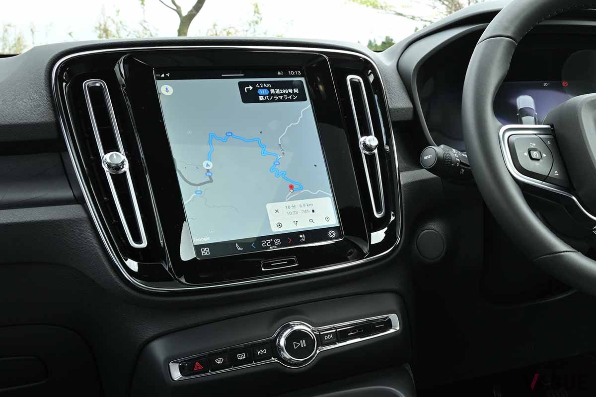 ボルボ「XC40リチャージ」のインテリア。タテ型のディスプレイを採用する