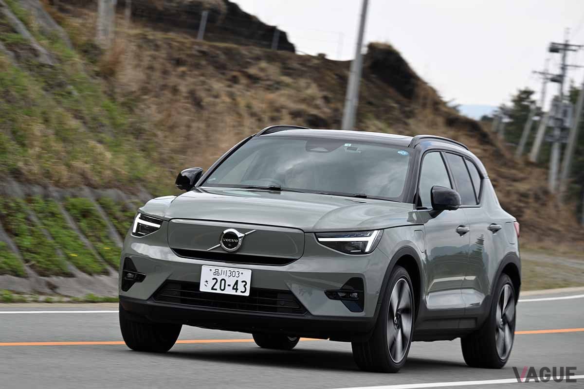ボルボ「XC40リチャージ」。インテリアにはタテ型のディスプレイを採用する