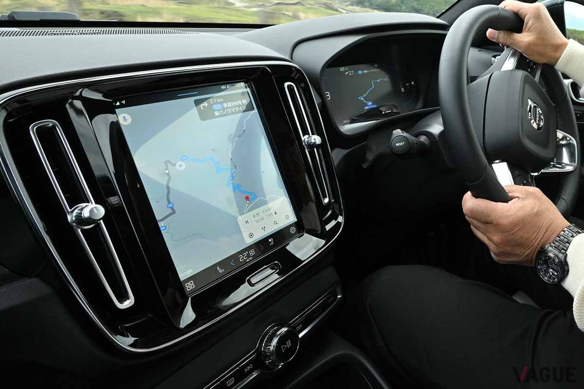 ボルボ「XC40リチャージ」のインテリア。タテ型のディスプレイを採用する