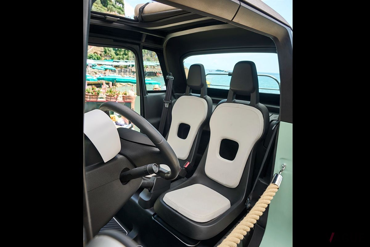 世界初公開されたフィアット新型「トポリーノ」のインテリア