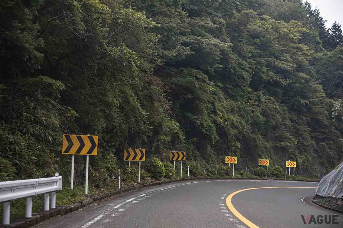 下り坂で「N」レンジに入れて走行することは危険なので絶対に止めよう