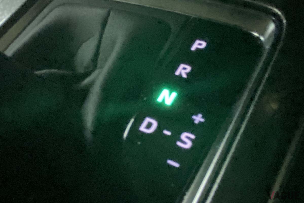 下り坂や信号待ちのとき、シフトを「N」レンジに入れることは燃費向上に役立たない