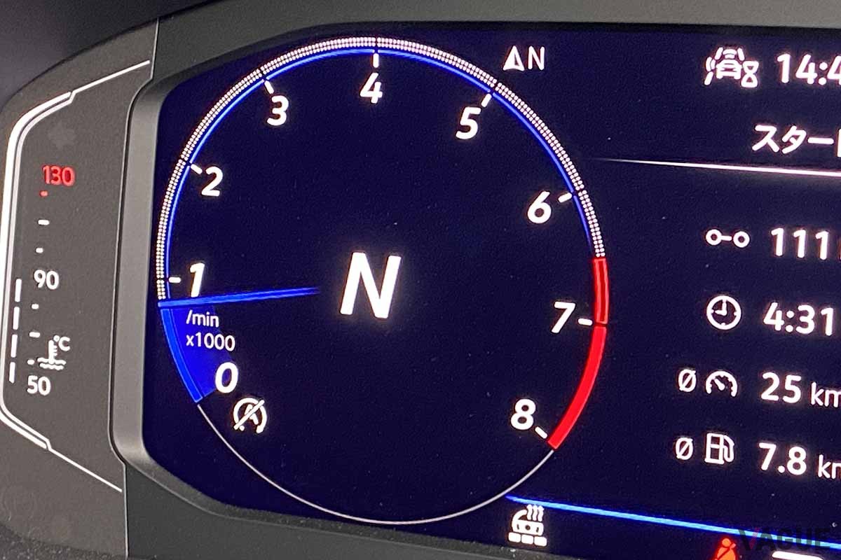 下り坂や信号待ちのとき、シフトを「N」レンジに入れることは燃費向上に役立たない