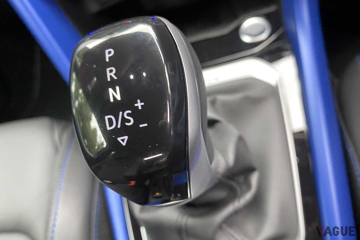 下り坂や信号待ちのとき、シフトを「N」レンジに入れることは燃費向上に役立たない