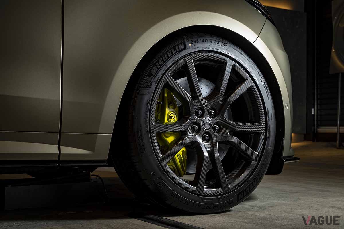 日本初公開された新型「レンジローバースポーツSV」