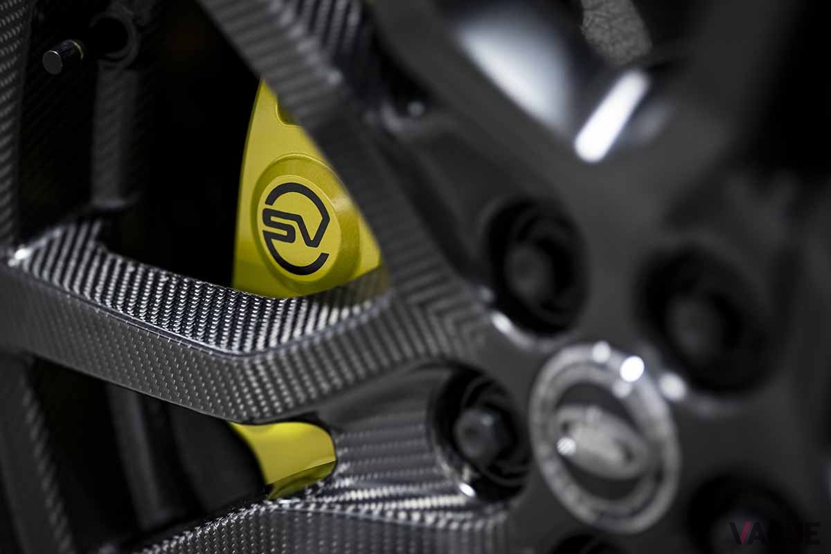 日本初公開された新型「レンジローバースポーツSV」