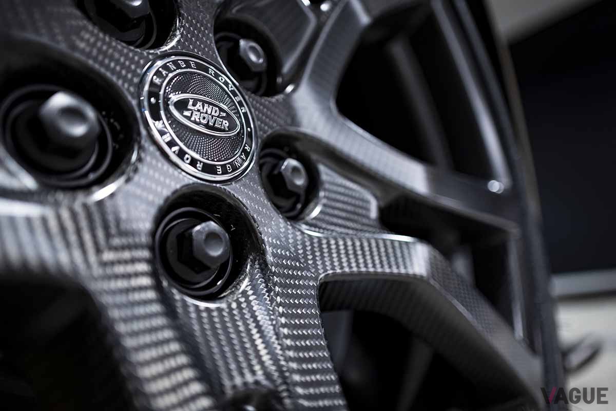 日本初公開された新型「レンジローバースポーツSV」のカーボンホイール