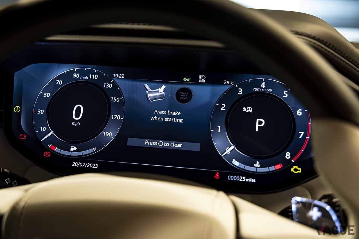 日本初公開された新型「レンジローバースポーツSV」のインテリア