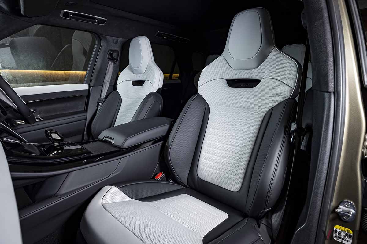 日本初公開された新型「レンジローバースポーツSV」のインテリア