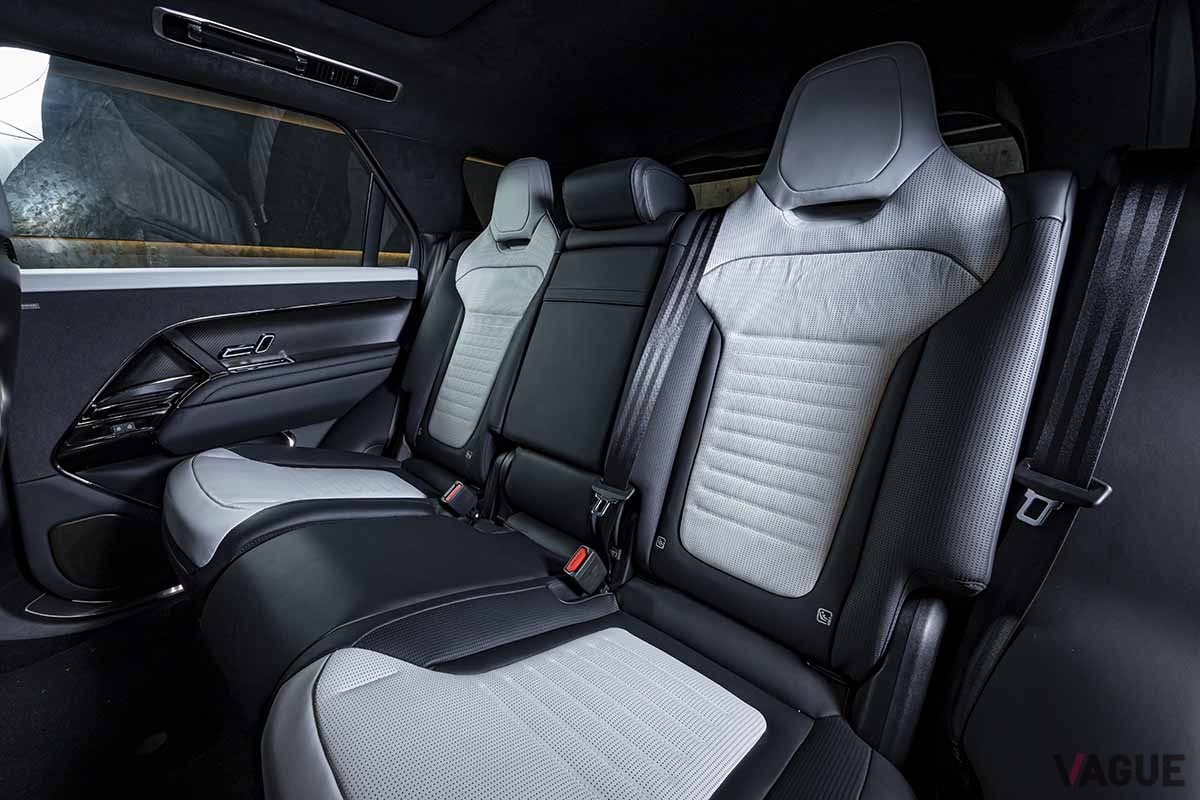 日本初公開された新型「レンジローバースポーツSV」のインテリア