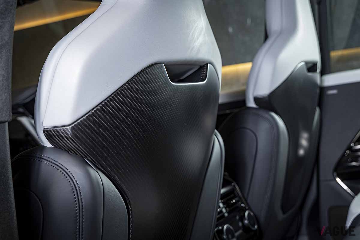 日本初公開された新型「レンジローバースポーツSV」のインテリア