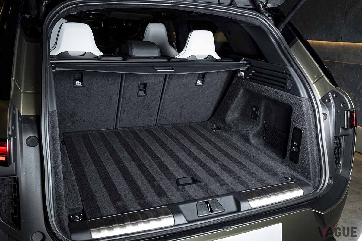 日本初公開された新型「レンジローバースポーツSV」のインテリア