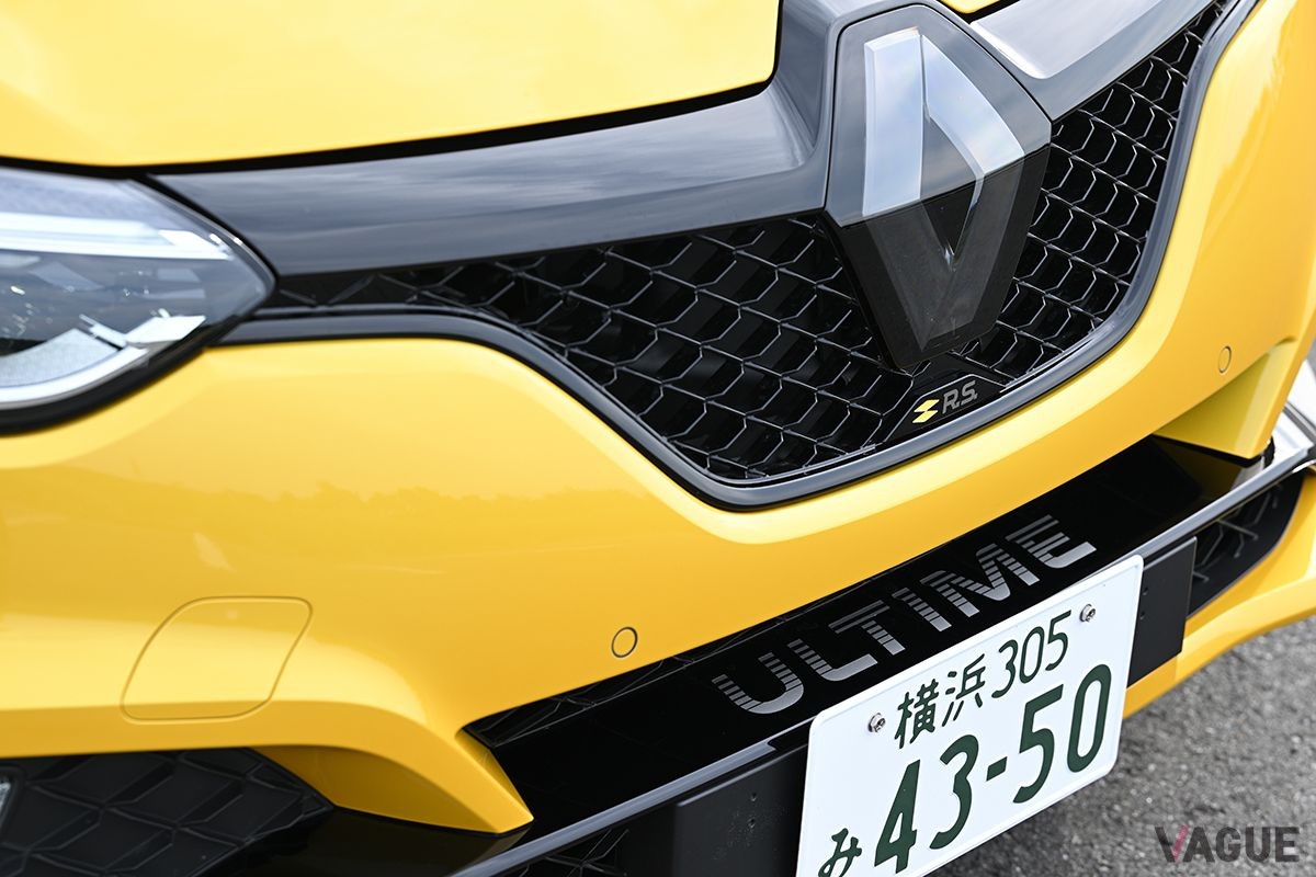 ルノーの限定車「メガーヌR.S.ウルティム」。フロントグリル下に「ULTIME」のロゴが入る