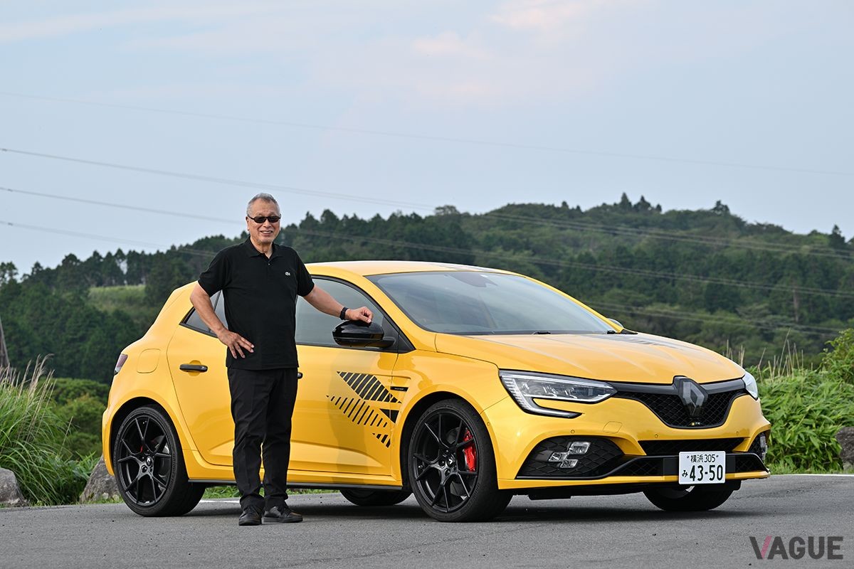 ルノーの限定車「メガーヌR.S.ウルティム」と筆者のこもだきよし氏