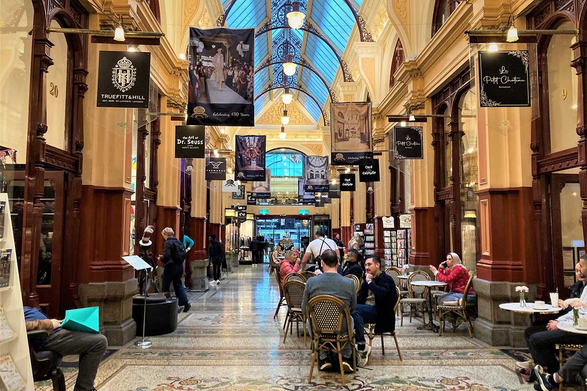街の至る所にあるカフェ。クラシカルな美しいアーケード内にも。