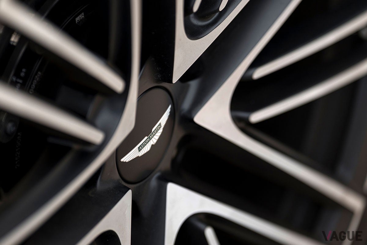 従来の「DB11」から大幅に進化を遂げた上に、丹精込めたつくり込みによって味わいもより濃密になったアストンマーティン新型「DB12」