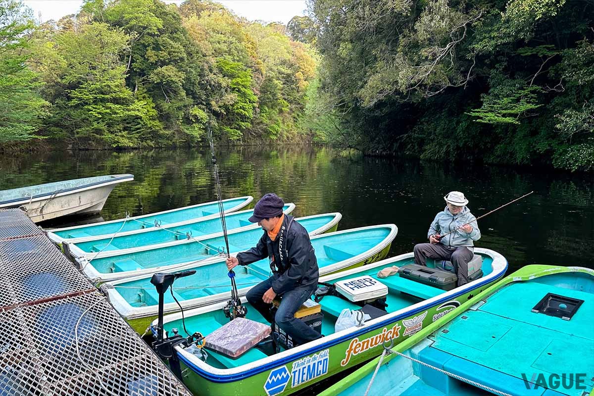 ボートをお借りしたのは「レンタルボートもとよし」（千葉県君津市笹1897-12、営業時間：4～9月／5：30～17：00、10月／6：00～16：30、定休日：3月～10月／第1・3木曜日）。レンタル料金は一人乗り2900円、二人乗り4100円、三人乗り5300円（いずれも消費税込）