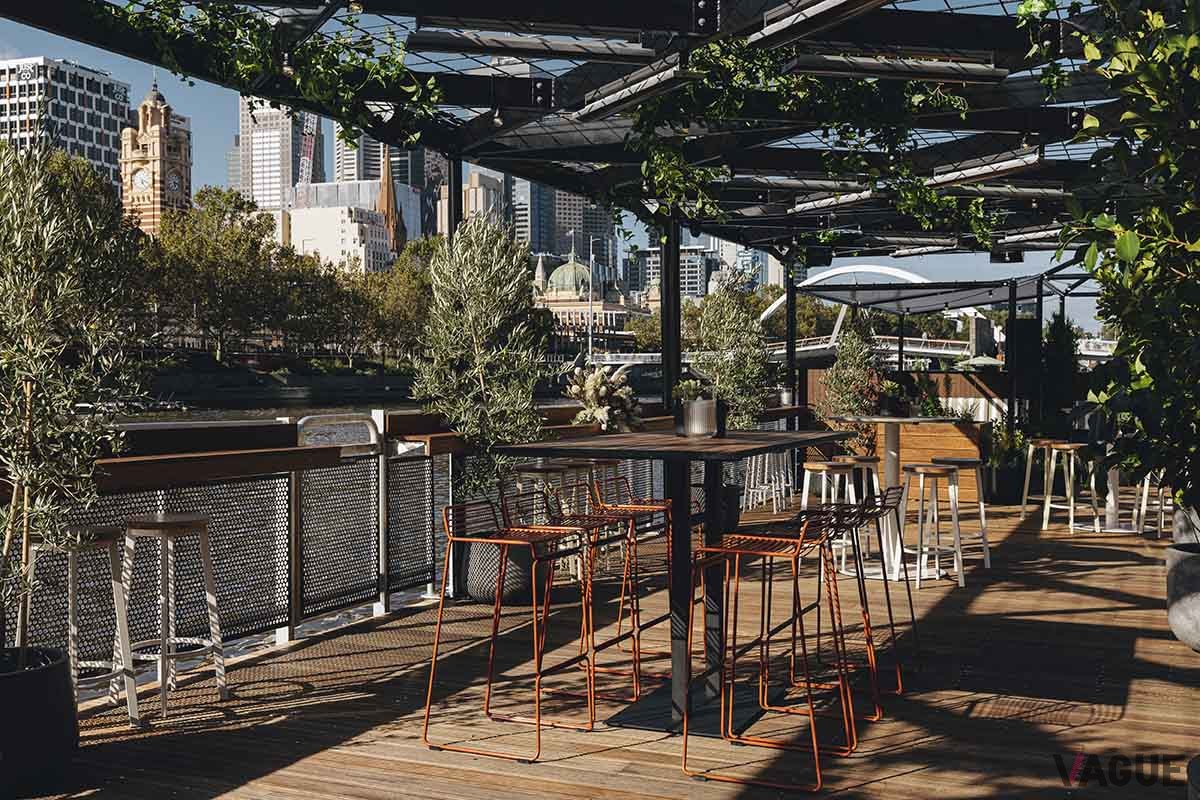 ヤラ川に浮かぶレストラン・バー「ヤラ・ボタニカ」。川を眺め、都会に居ながらにしてリゾート気分を味わえる。