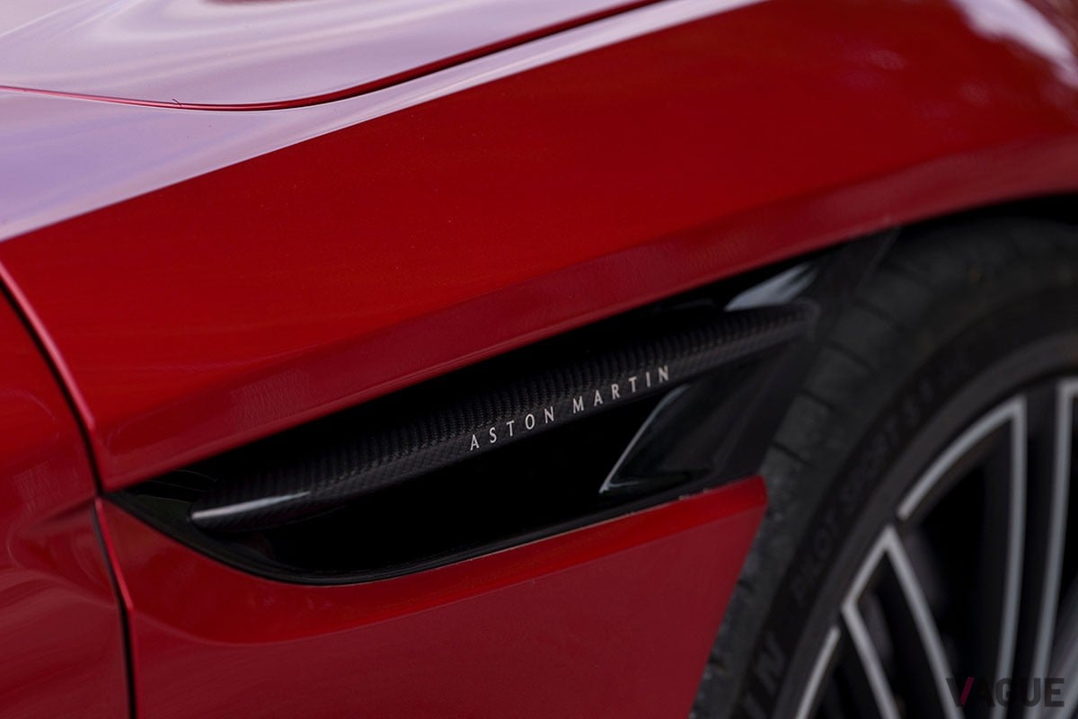 従来の「DB11」から大幅に進化を遂げた上に、丹精込めたつくり込みによって味わいもより濃密になったアストンマーティン新型「DB12」