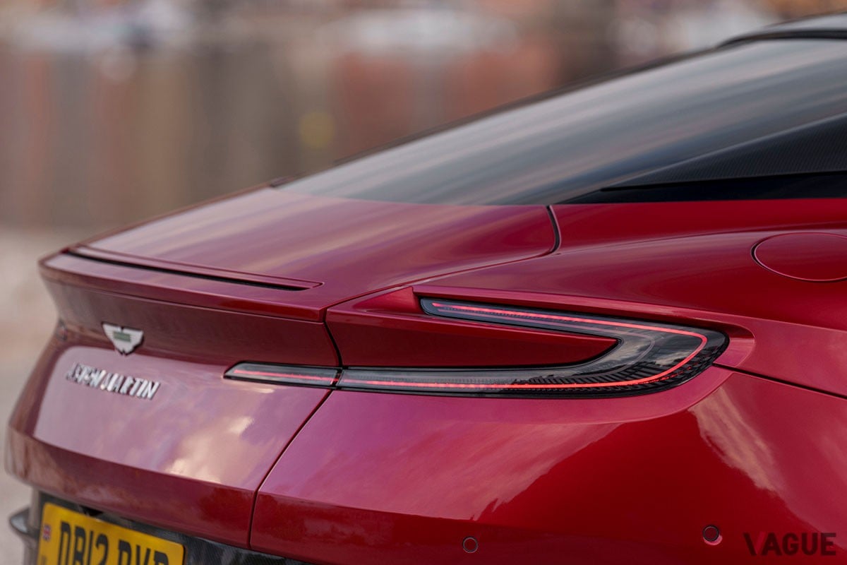 従来の「DB11」から大幅に進化を遂げた上に、丹精込めたつくり込みによって味わいもより濃密になったアストンマーティン新型「DB12」