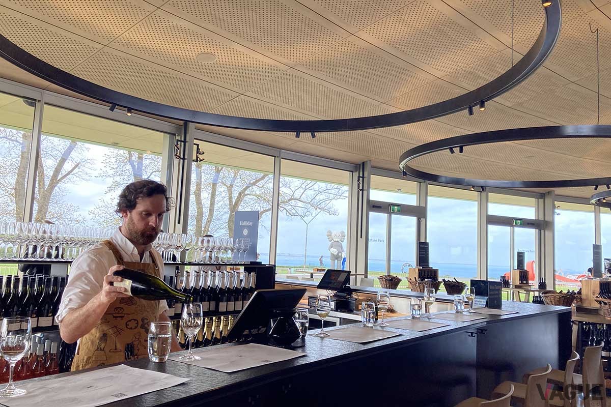 屋外アートと海を眺めるワイナリー「ポイント・レオ・エステイト」にて、ワインテイスティングを。