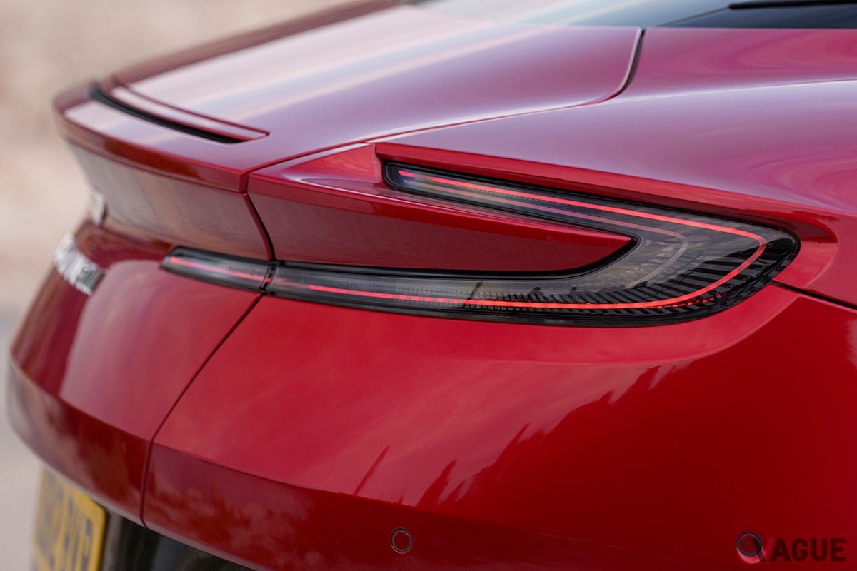 従来の「DB11」から大幅に進化を遂げた上に、丹精込めたつくり込みによって味わいもより濃密になったアストンマーティン新型「DB12」