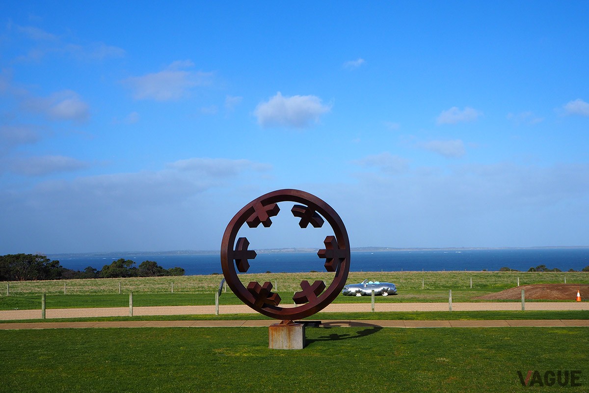 ワイナリーに隣接するスカルプチャー・パーク。日本の庭園美術館にヒントを得たオーナーが個人コレクションを展示。KAWSやジュリアン・オピー、村上隆の大作も。パークを望む眺めの良いレストランは週末にはテーブルは予約でいっぱいに。