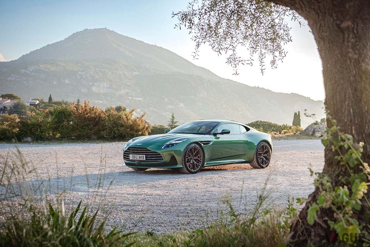従来の「DB11」から大幅に進化を遂げた上に、丹精込めたつくり込みによって味わいもより濃密になったアストンマーティン新型「DB12」