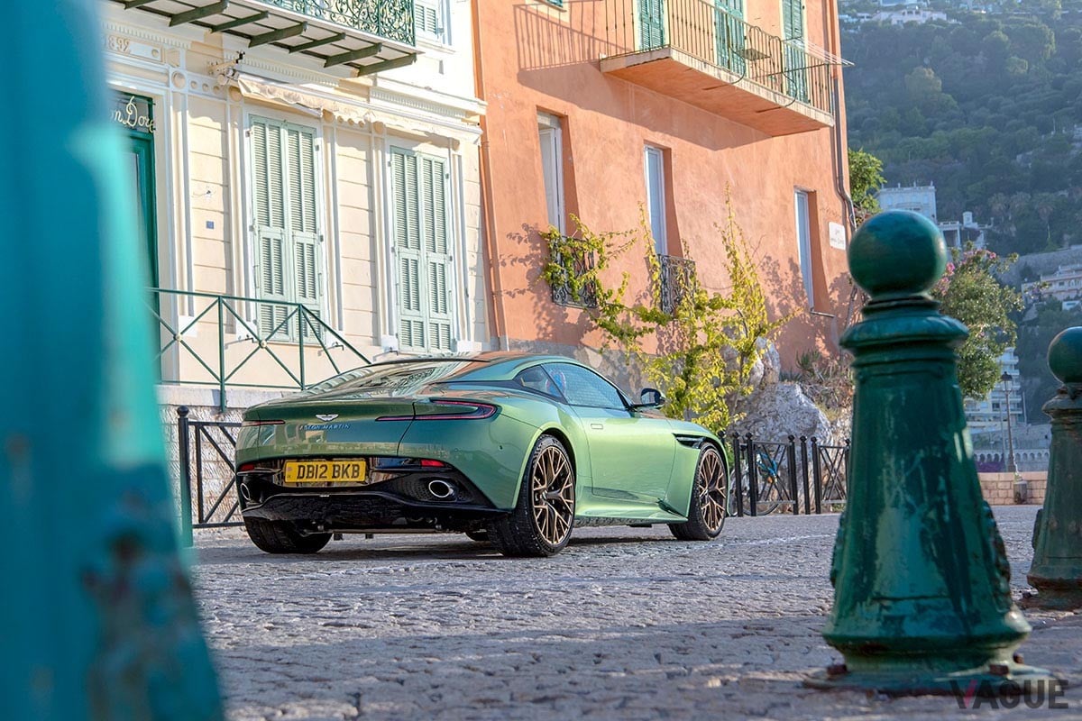 従来の「DB11」から大幅に進化を遂げた上に、丹精込めたつくり込みによって味わいもより濃密になったアストンマーティン新型「DB12」