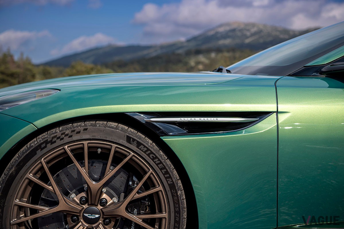 従来の「DB11」から大幅に進化を遂げた上に、丹精込めたつくり込みによって味わいもより濃密になったアストンマーティン新型「DB12」