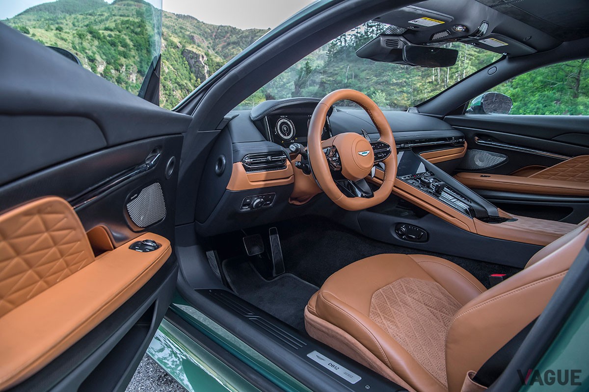 従来の「DB11」から大幅に進化を遂げた上に、丹精込めたつくり込みによって味わいもより濃密になったアストンマーティン新型「DB12」
